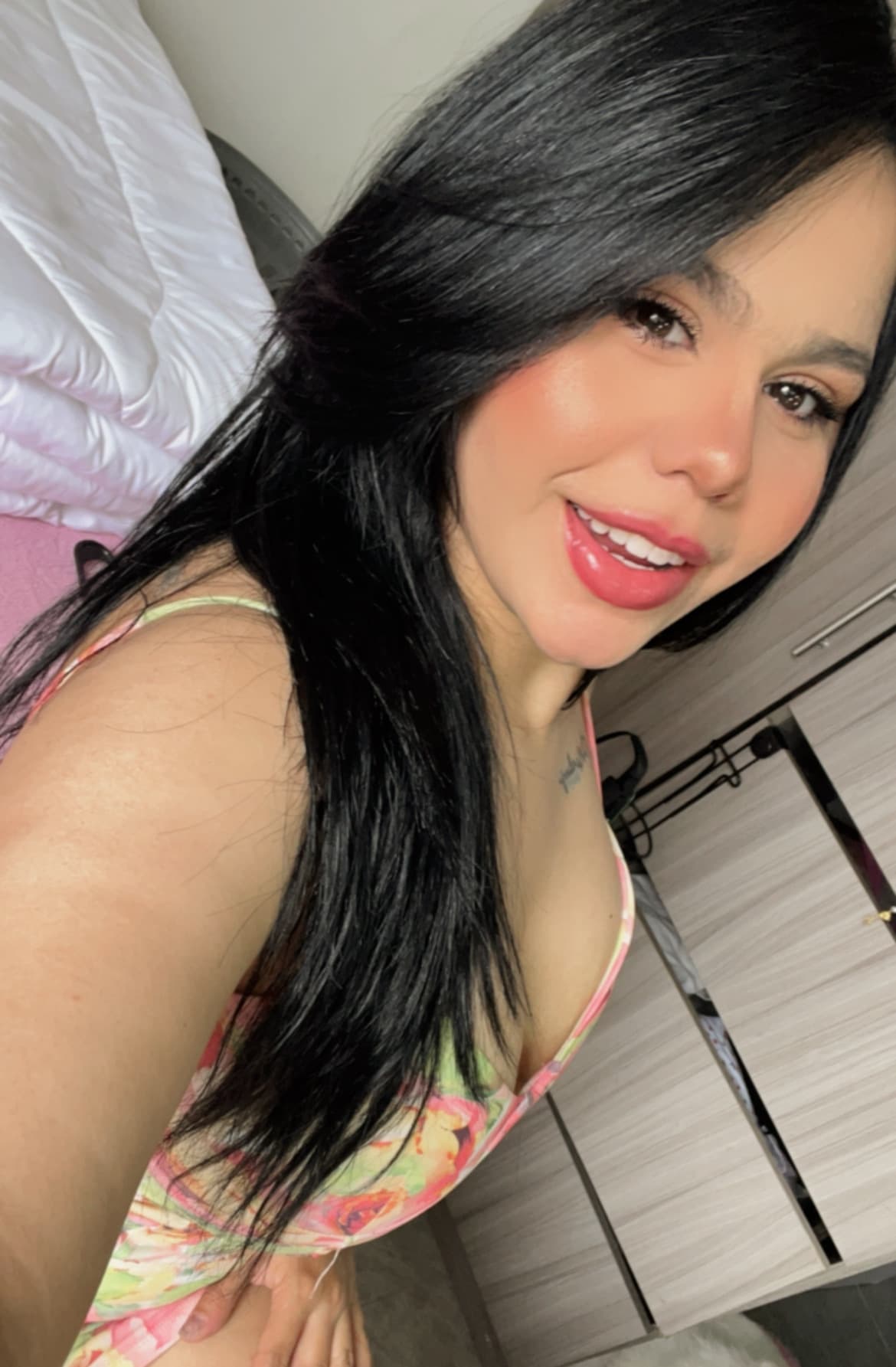 Carmen Sensual Prepago profesional exclusiva de Tinder sensuales paisas, bombshell joven Medellín, prepago ardiente Medellín, escort caliente y sexy, mujeres fogosas Medellín