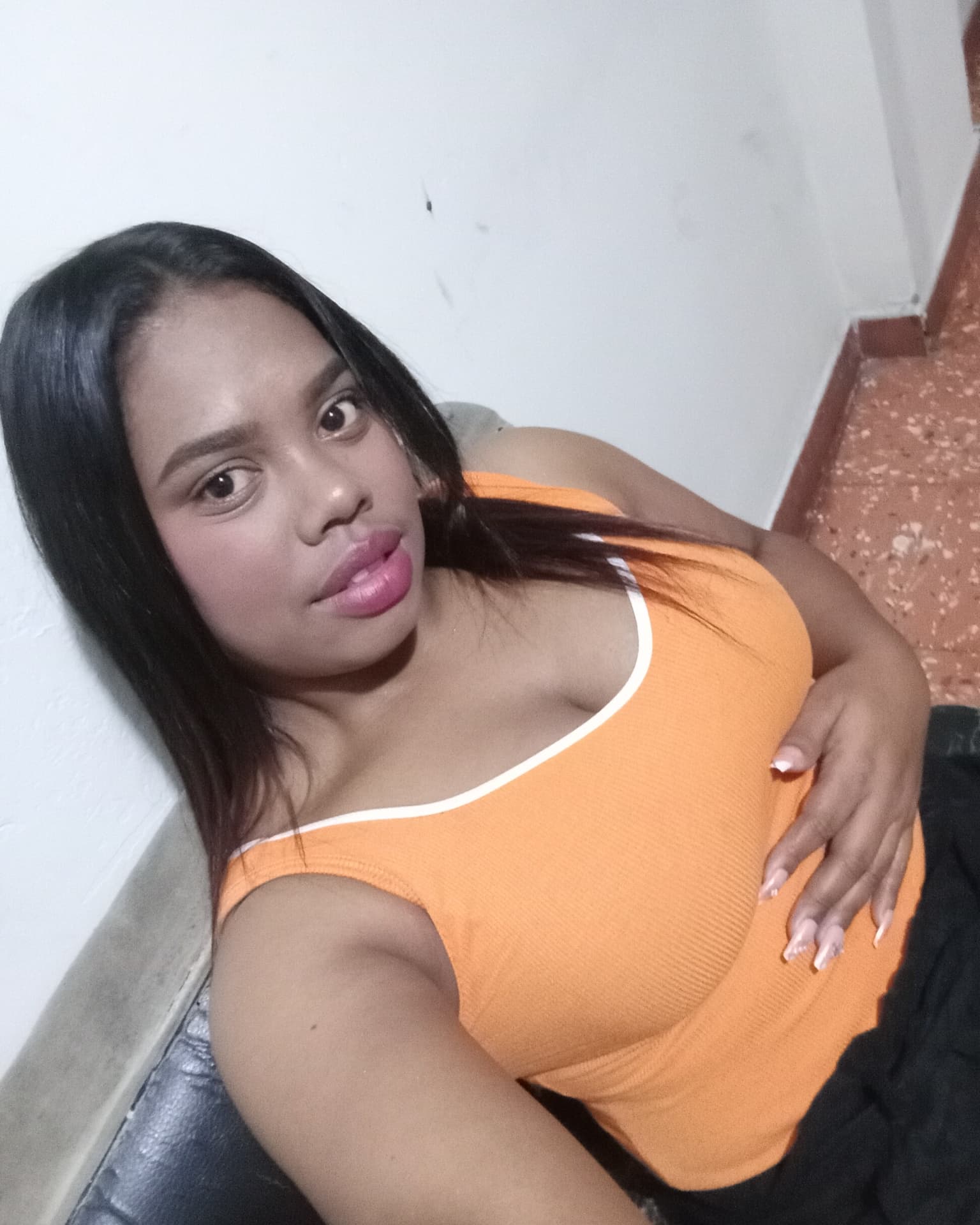 Vanessa Soy muy alegre y divertida me gusta hacer amistades ser muy amable me gusta bailar salir de paseo conocer personas nuevas me gustan los hombres romántico amorosos y detallistas me gusta escuchar  música  ta me gusta ir ah cine ah piscina y muchas cosas más 😈🥰🙏 soy de pocos amistades porque Nome gustan las personas falsas me gusta conservar una buena amistad 👭soy de un ambiente agradabley para finalizar me gusta mucho bailar Me Encataria Encontrar El Verdadero Amor Donde Ah Ya Respeto