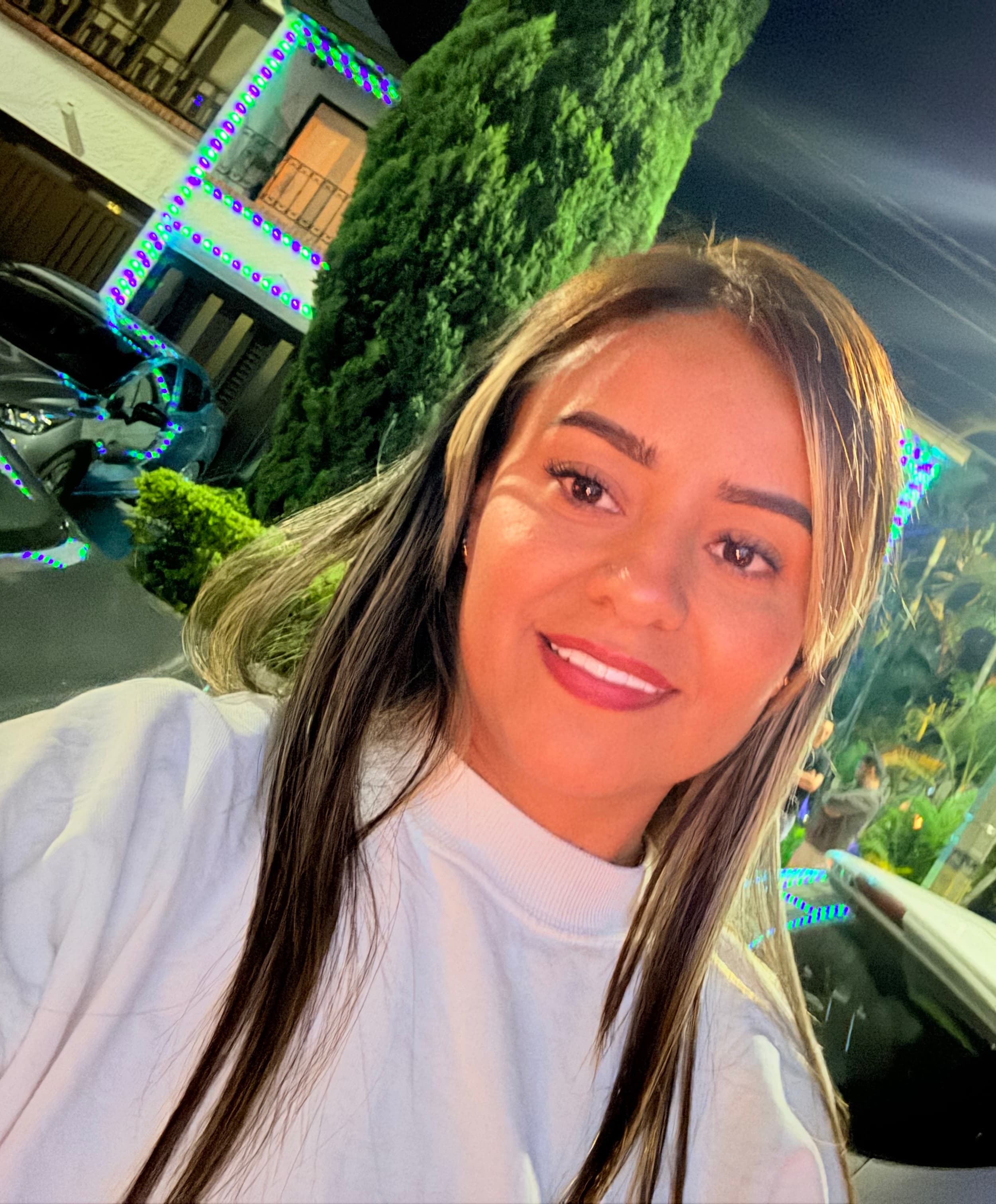 Elizabeth Alegre divertida cariñosa tierna